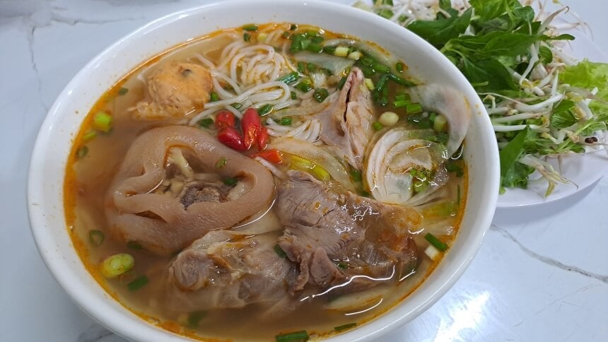 Một tô bún bò giò