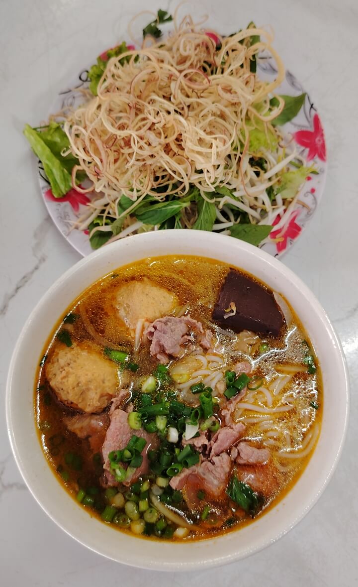 Tô bún bò Huế ngon