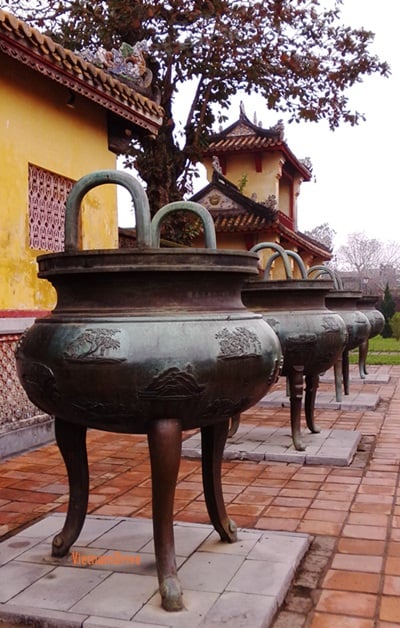 Nine royal urns