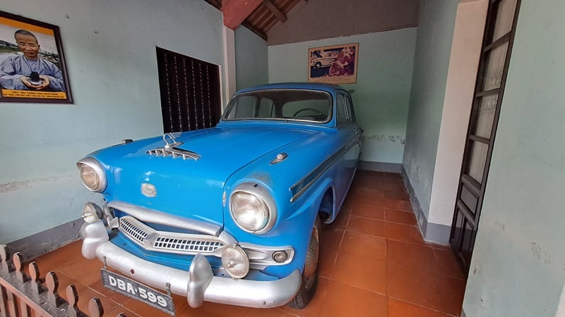 austin car in thien mu pagoda