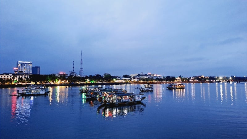 perfume river at night