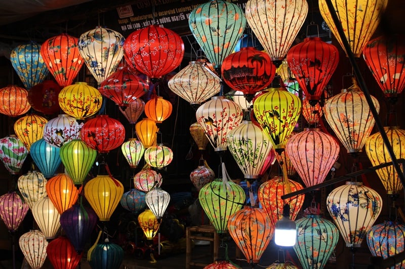 laterns at night market hoi an