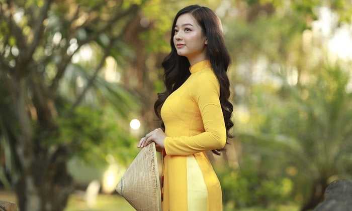 girl wearing ao dai