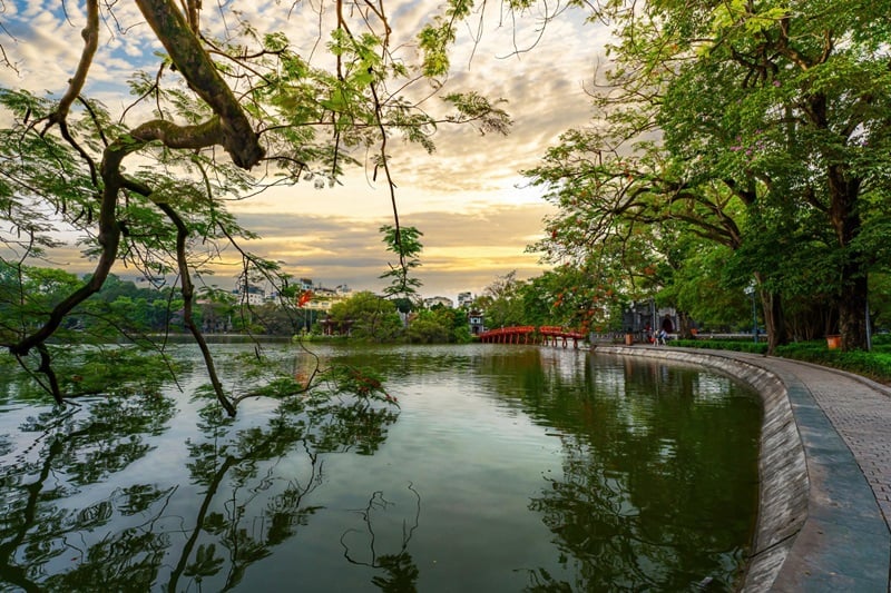 hoan kiem lake hanoi