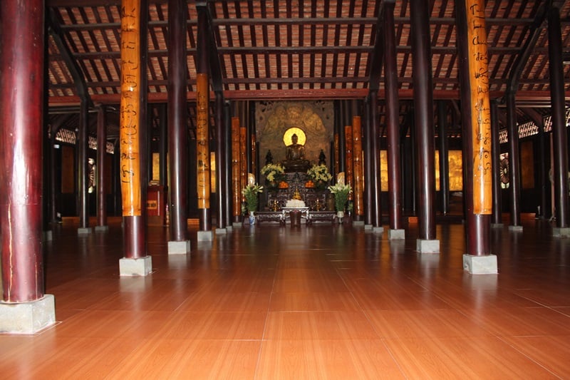 main hall in huyen khong pagoda