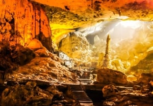 sung sot cave in halong bay