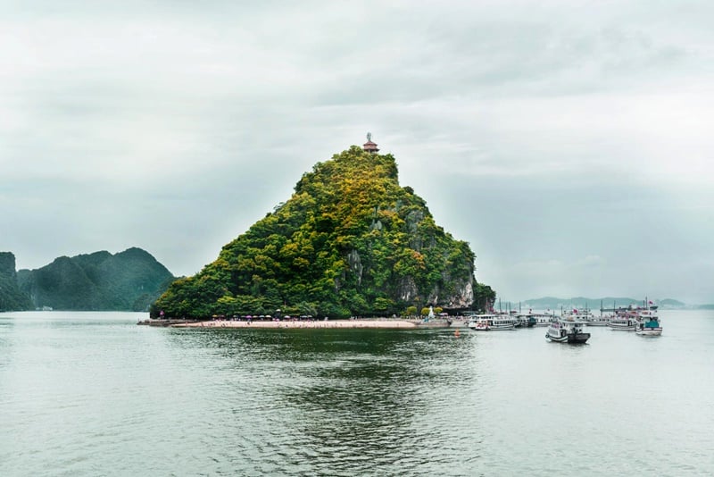 titop beach halong