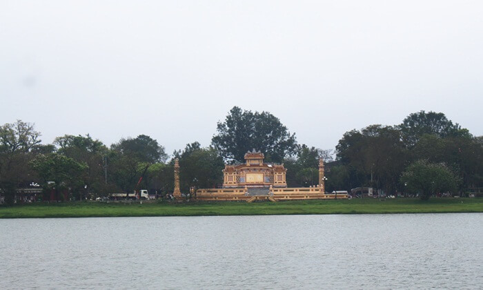 screen in quoc hoc high school