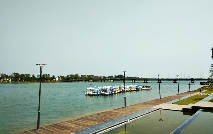 walking street along the perfume river