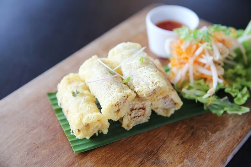 Spring rolls are wrapped with Banh Trang Re