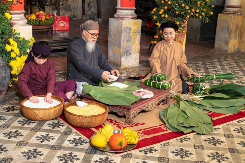 Making Banh Chung for Tet