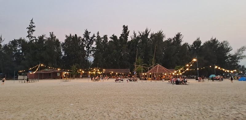 tan canh duong beach at night