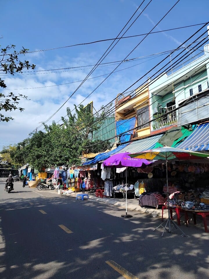 Hoa Khanh night market