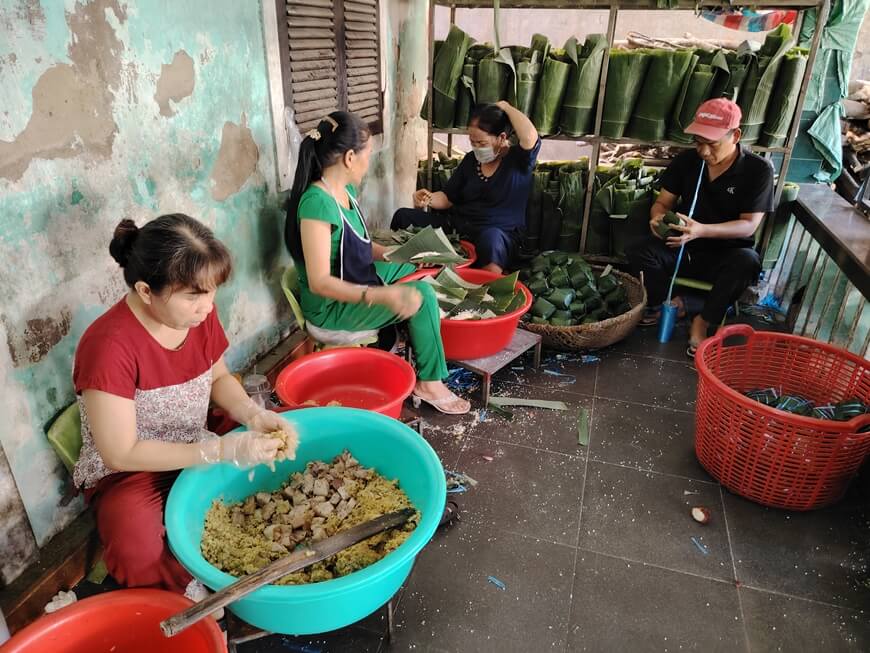 wrapping Vietnamese chung cake