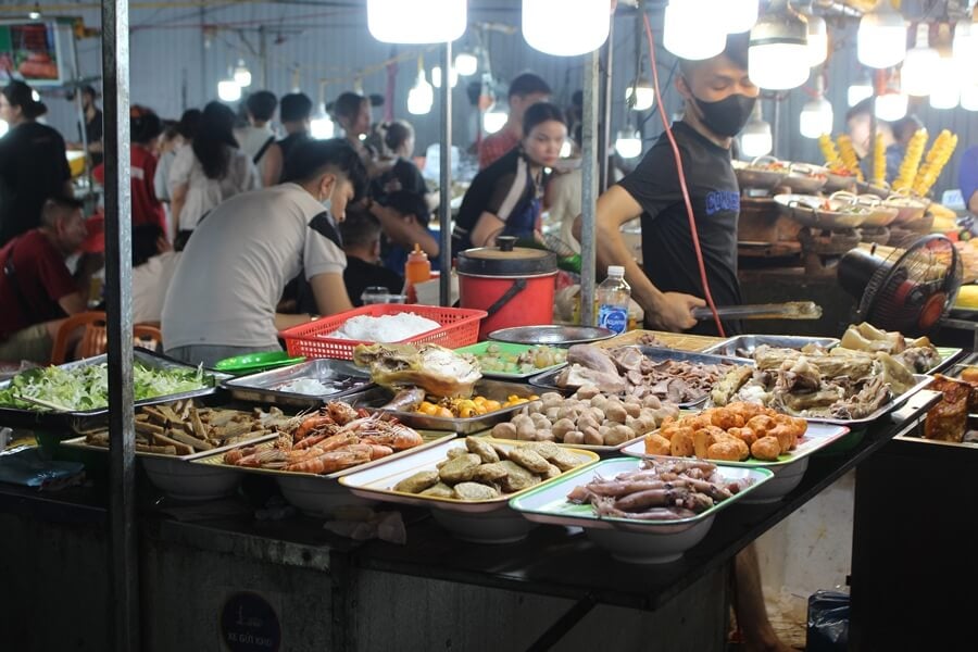 Show a night market in Danang